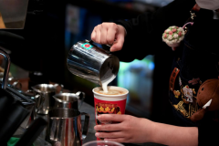 ���˿��ŵ���ͻ�� 10,000 ��